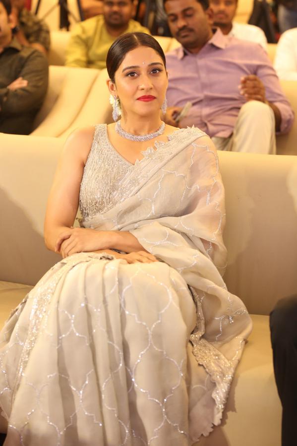 regina-casandra-stills-7.jpg