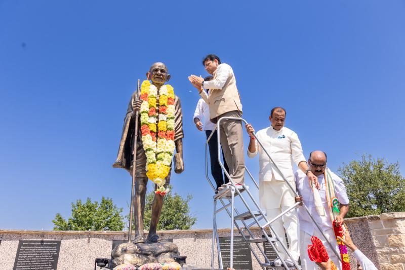 revanth-ministers-pay-homage-to-mahatma-gandhi-2.jpg