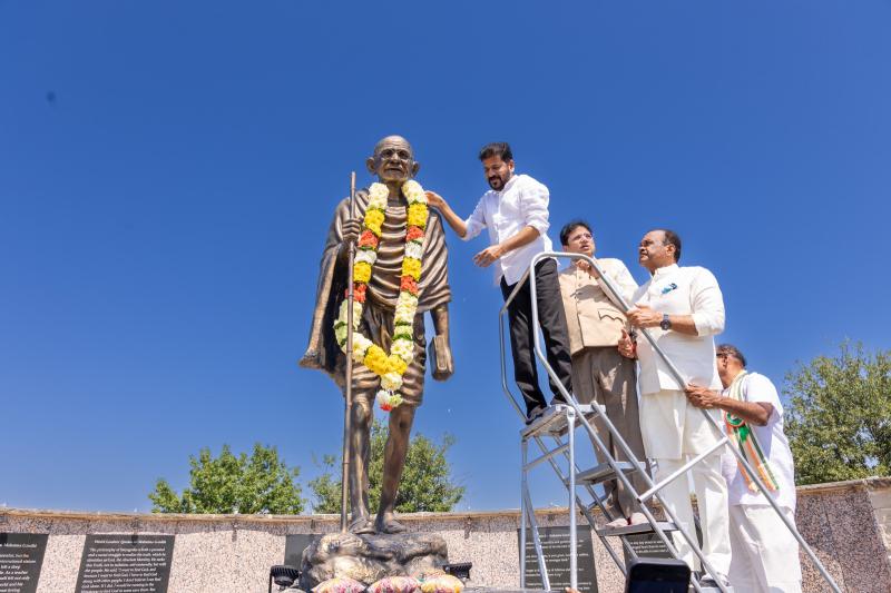 revanth-ministers-pay-homage-to-mahatma-gandhi-3.jpg