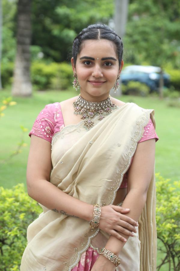 sonia-singh-stills-10.jpg