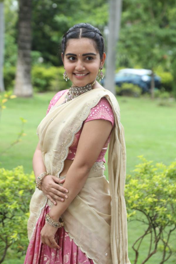 sonia-singh-stills-11.jpg