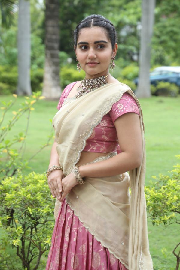 sonia-singh-stills-13.jpg