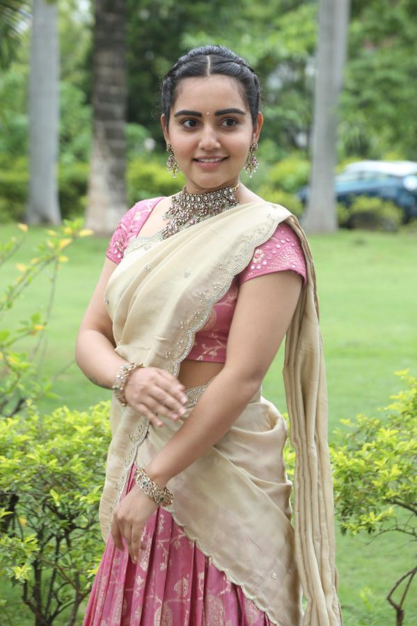 sonia-singh-stills-14.jpg