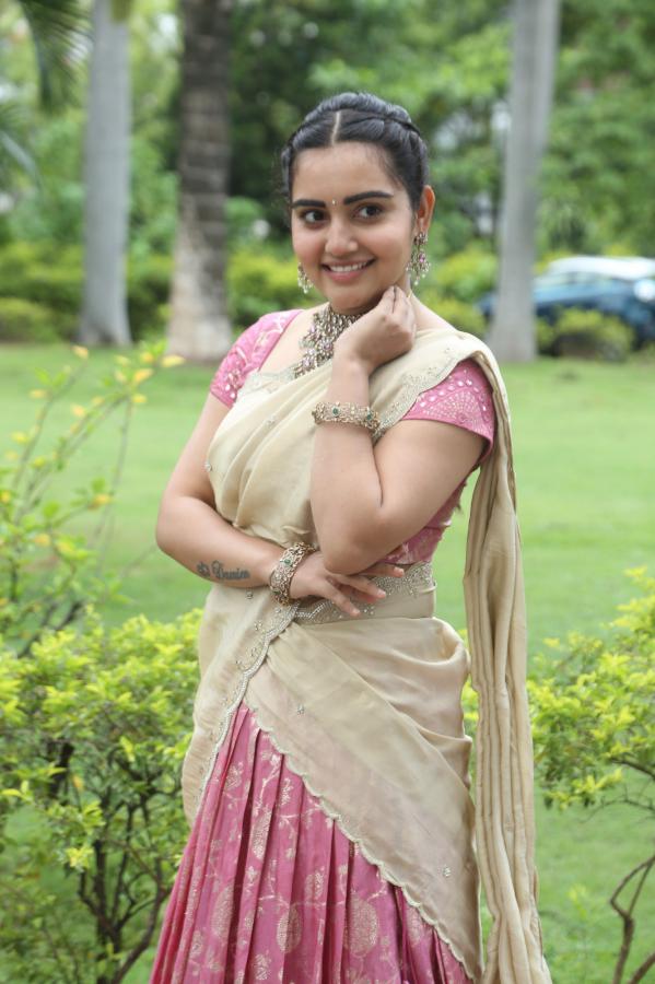 sonia-singh-stills-15.jpg