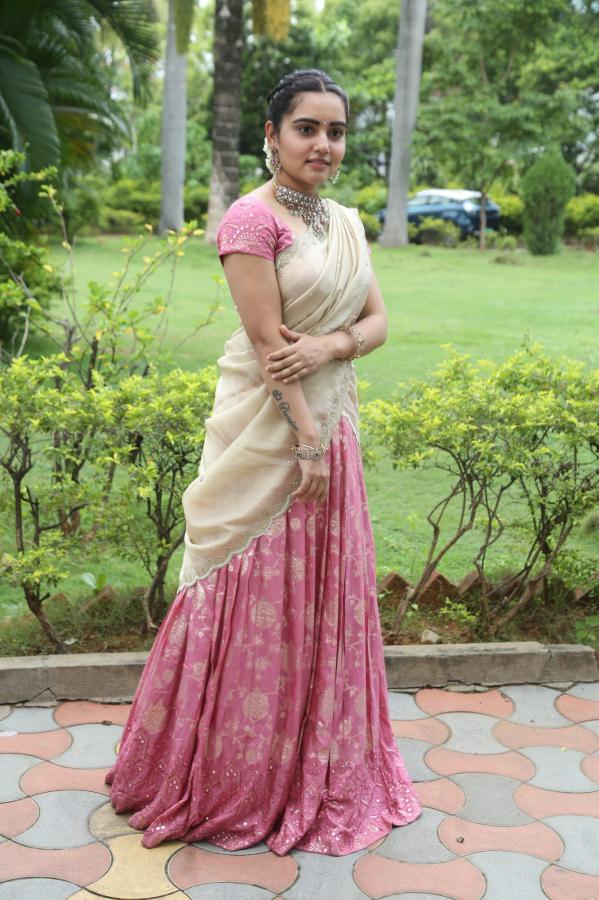 sonia-singh-stills-17.jpg