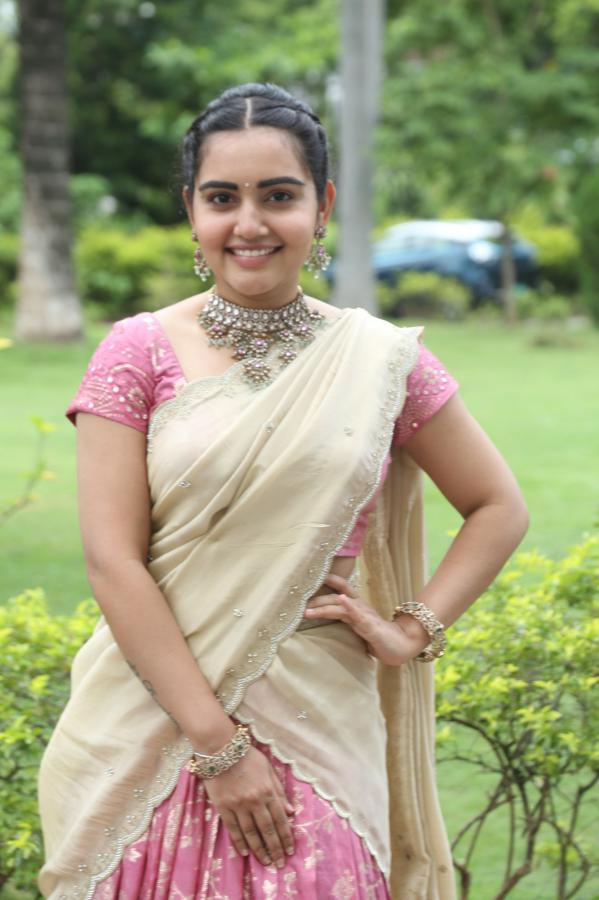 sonia-singh-stills-4.jpg