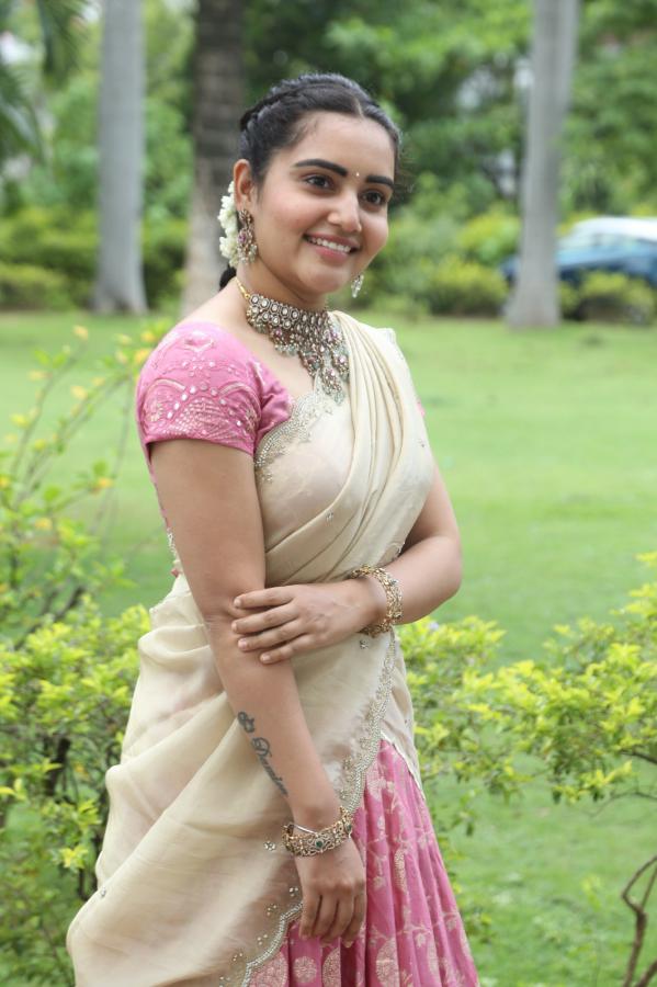 sonia-singh-stills-5.jpg