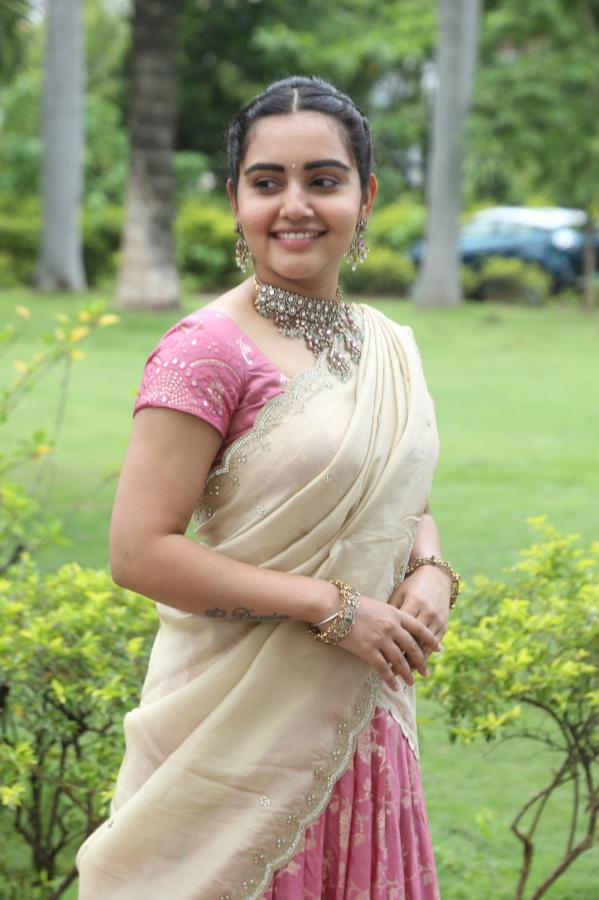 sonia-singh-stills-6.jpg