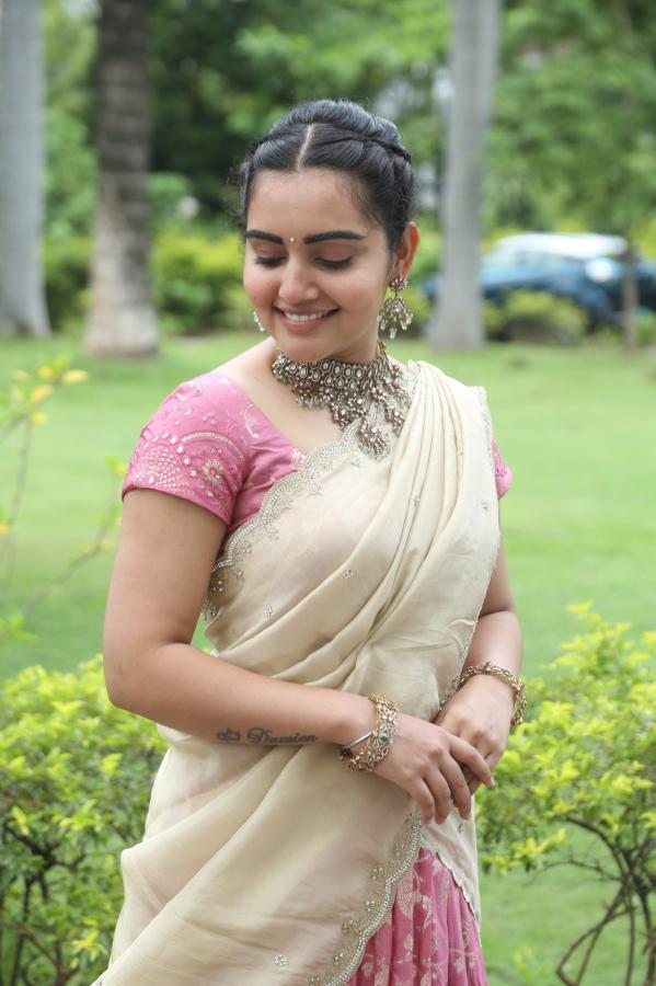 sonia-singh-stills-7.jpg