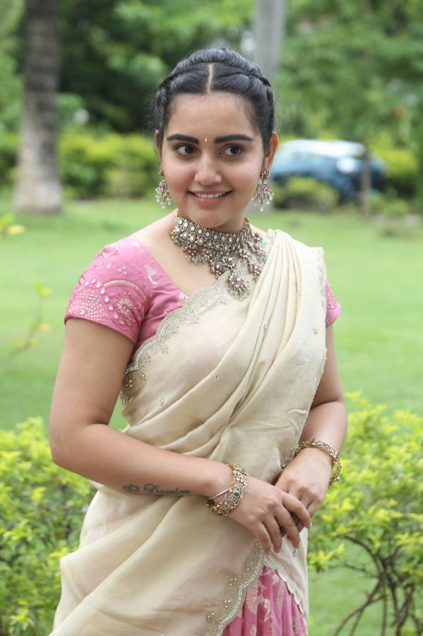 sonia-singh-stills-8.jpg