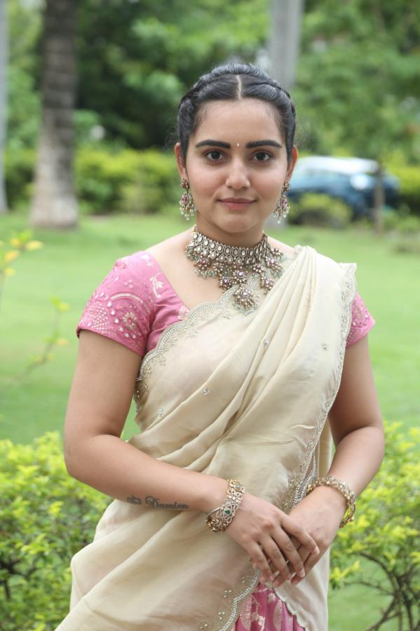 sonia-singh-stills-9.jpg