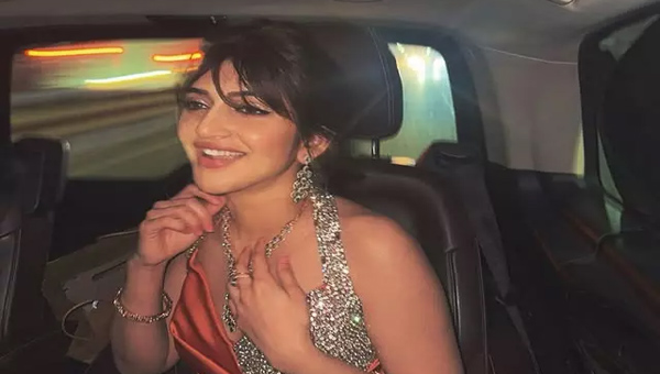 Sree Leela: కారులో శ్రీలీల అందాల ఆర‌బోత‌