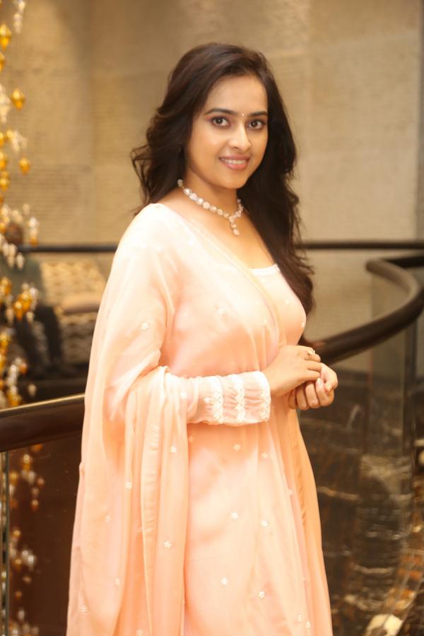 sri-divya-stills-2-19.jpg