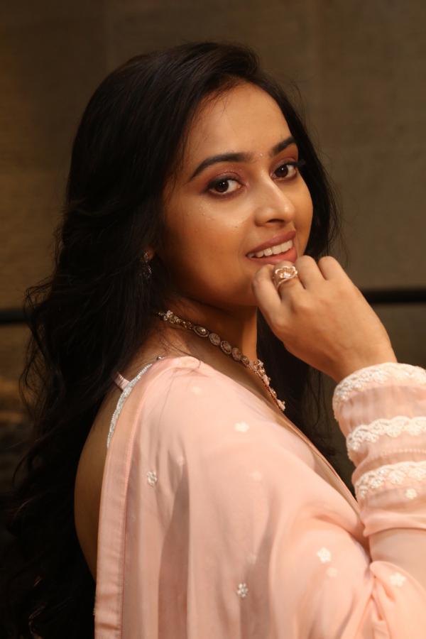 sri-divya-stills-2-3.jpg