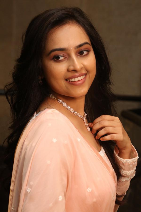 sri-divya-stills-2-4.jpg