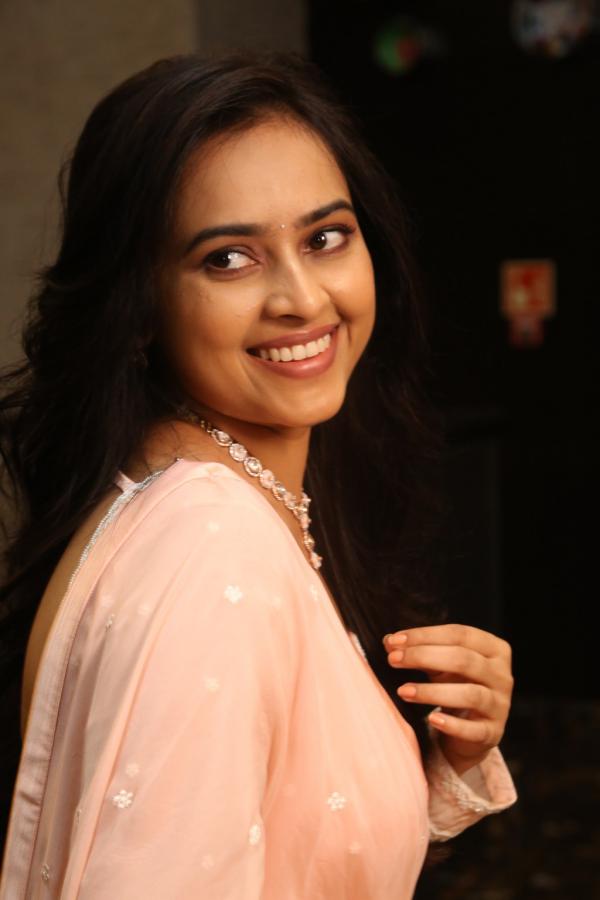 sri-divya-stills-2-6.jpg