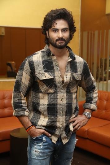 sudheer-babu-stills-5-11.jpg