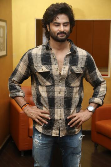 sudheer-babu-stills-5-6.jpg