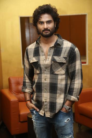 sudheer-babu-stills-5-7.jpg