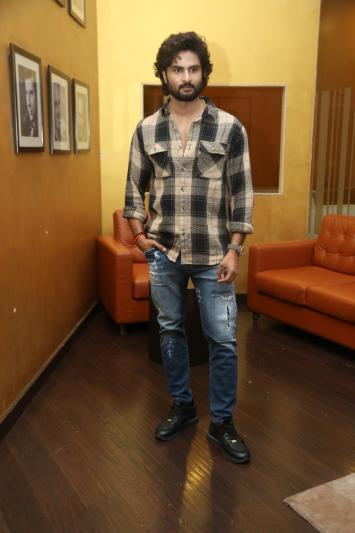 sudheer-babu-stills-5-8.jpg