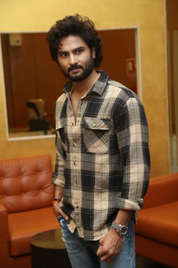 sudheer-babu-stills-5-9.jpg