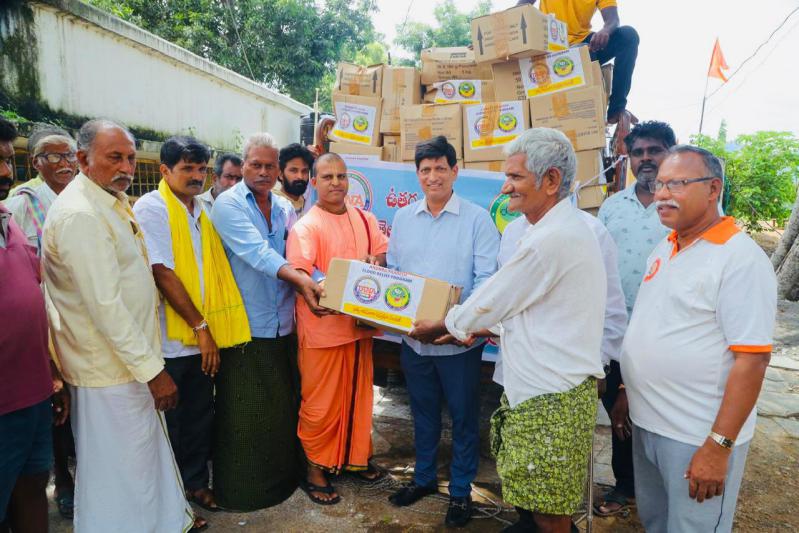 tana-distribution-of-essential-items-to-the-flood-victims-2.jpg