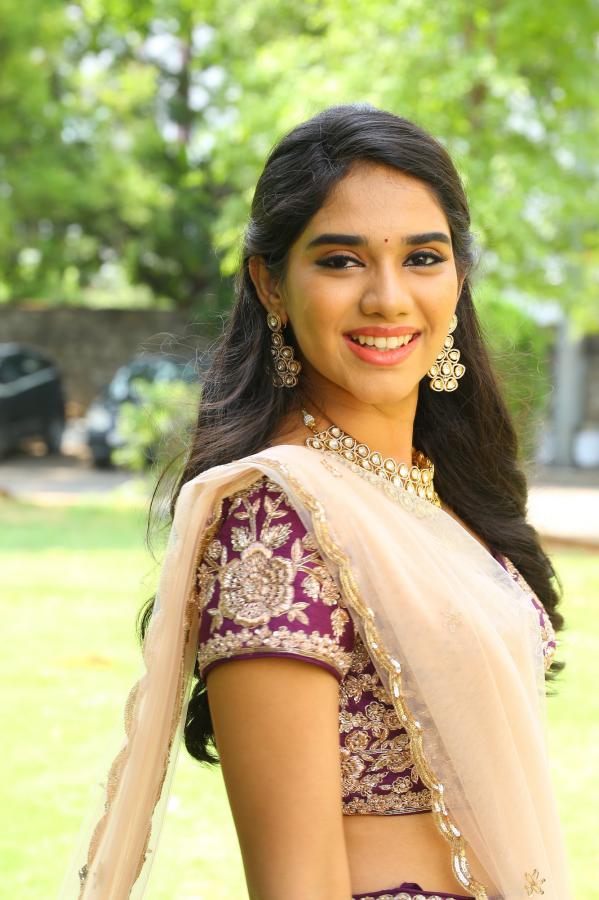 tanvi-akanksha-stills-16.jpg