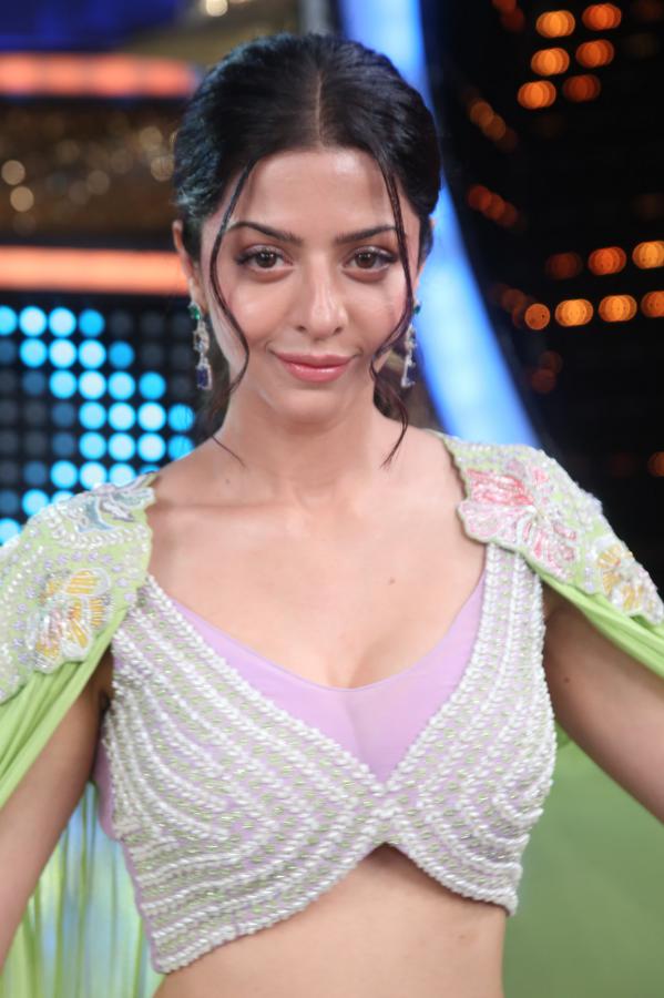 vedhika-stills-2-23.jpg