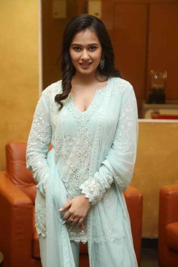 vriti-vaghani-stills-11.jpg