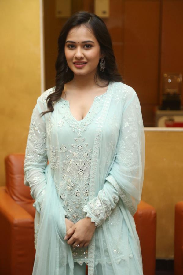 vriti-vaghani-stills-12.jpg