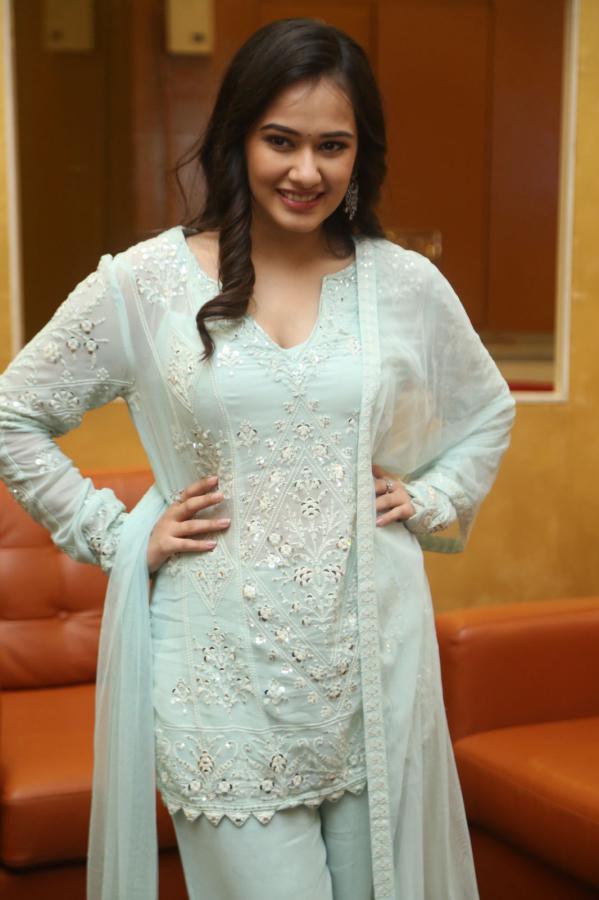 vriti-vaghani-stills-14.jpg