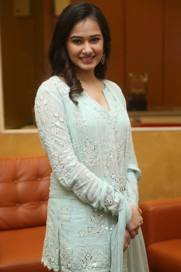vriti-vaghani-stills-18.jpg