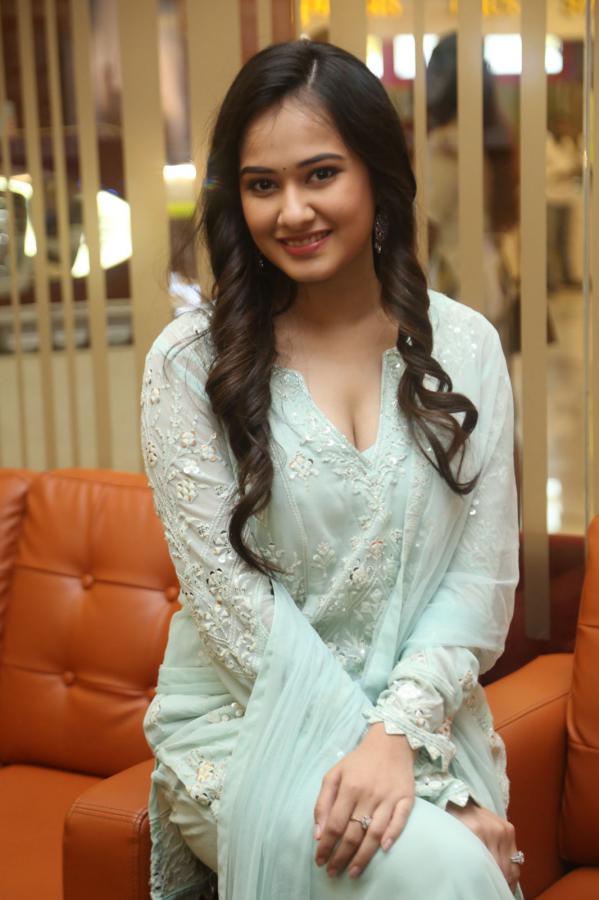 vriti-vaghani-stills-2.jpg