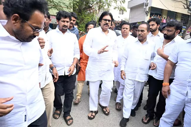 Pawan Kalian :భక్తులను ఒకేసారి క్యూలైన్లలోకి ఎందుకు వదిలారు? : పవన్