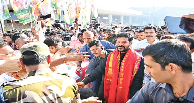 Revanth Reddy :ముఖ్యమంత్రి రేవంత్‌రెడ్డికి  ఘనస్వాగతం