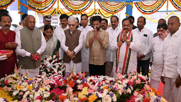 Bapu Ghat: హైదరాబాద్ బాపు ఘాట్ వద్ద గాంధీజికి నివాళులు