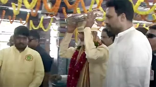 Chandrababu: వాసవీ కన్యకాపరమేశ్వరికి పట్టువస్త్రాలు సమర్పించిన చంద్రబాబు