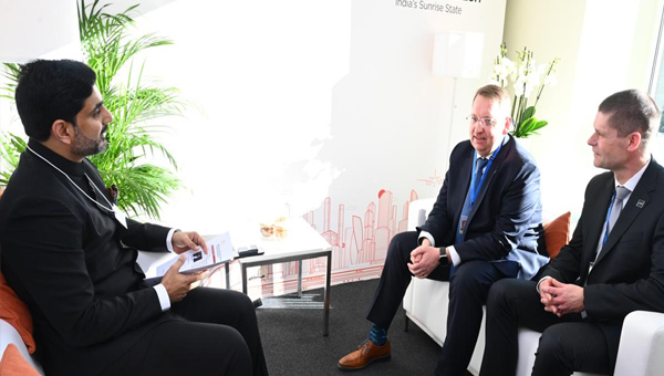 Nara Lokesh: జడ్ఎఫ్ ఫాక్స్ కాన్ సిఇఓ ఐకీ డోర్ఫ్ తో మంత్రి నారా లోకేష్ భేటీ Nara Lokesh: జడ్ఎఫ్ ఫాక్స్ కాన్ సిఇఓ ఐకీ డోర్ఫ్ తో మంత్రి నారా లోకేష్ భేటీ