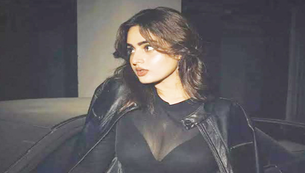 Ayesha khan: బ్లాక్ డ్రెస్ లో ఆయేషా అందాలు