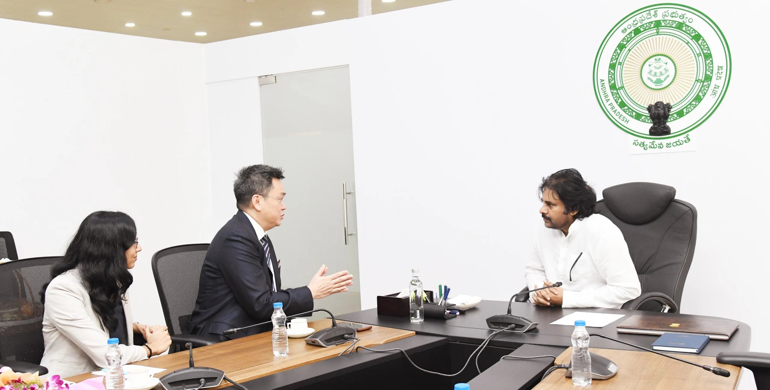 Pawan Kalian  :సింగపూర్‌ దౌత్యాధికారులతో డిప్యూటీ సీఎం పవన్‌ భేటీ