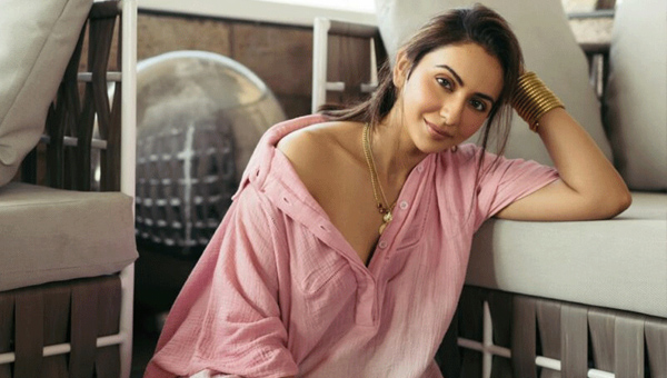 Rakul Preeth Singh: న్యూ ఇయ‌ర్ లో ర‌కుల్ హాట్ ఫోటో షూట్