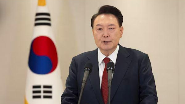 Yoon Suk Yeol: ఓవైపు అరెస్ట్ గండం..మరోవైపు పదవికి ముప్పు.. పీకల్లోతు చిక్కుల్లో దక్షిణకొరియా అధ్యక్షుడు Yoon Suk Yeol: ఓవైపు అరెస్ట్ గండం..మరోవైపు పదవికి ముప్పు.. పీకల్లోతు చిక్కుల్లో దక్షిణకొరియా అధ్యక్షుడు