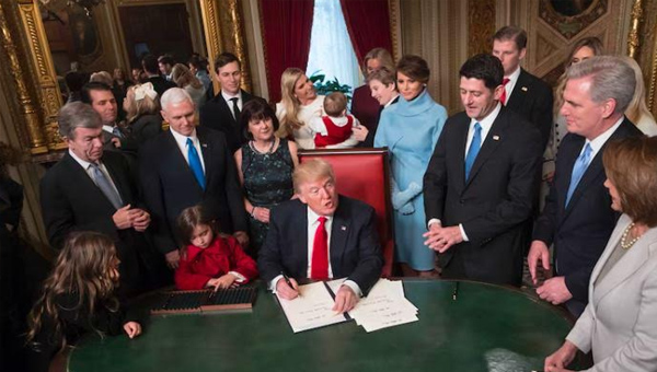 Donald Trump: అక్రమ వలసదారులకు షాక్.. జన్మతః పౌరసత్వంపై వేటు..