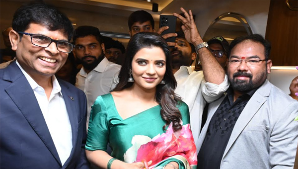 Iswarya Rajesh: కలర్స్ హెల్త్ కేర్ లో ఐశ్వర్య రాజేష్ సందడి