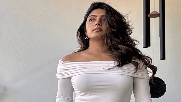 Eesha Rebba: సింపుల్ పోజ్‌తో ఎట్రాక్ట్ చేస్తున్న ఈషా రెబ్బా