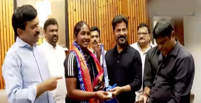 Gongadi Trisha : గొంగడి త్రిషకు సీఎం రేవంత్‌ రెడ్డి అభినందన