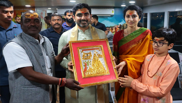 Varanasi: వారణాసి లోని కాలభైరవ ఆలయాన్ని దర్శించుకున్న నారా లోకేష్ దంపతులు