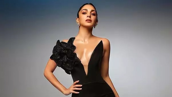 Kiara Advani: బ్లాక్ అవుట్‌ఫిట్‌లో కియారా క్లీవేజ్ షో