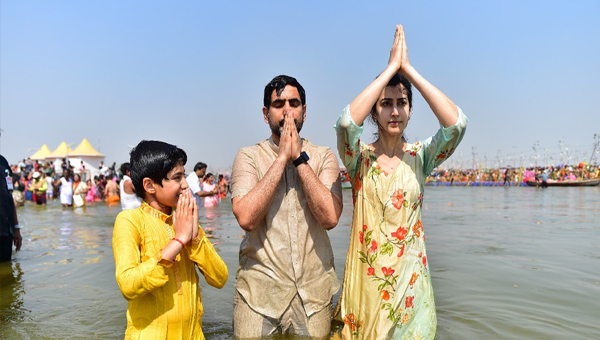 Nara Lokesh: మహా కుంభమేళాలో మంత్రి లోకేష్ దంపతుల పుణ్యస్నానాలు