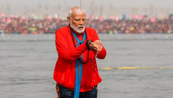 PM Narendra Modi: త్రివేణీ సంగమంలో పుణ్యస్నానం చేసిన ప్రధాని మోదీ